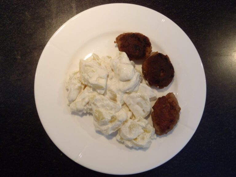 Frikadeller og kold kartoffelsalat