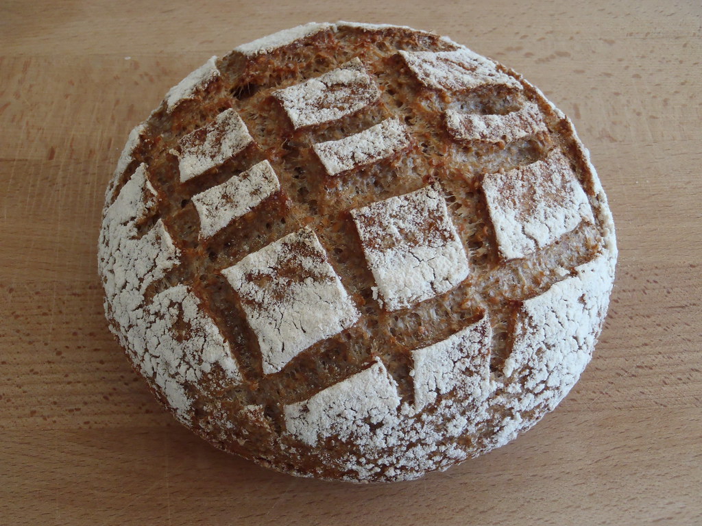 Fuldkornshvedebrød med surdej