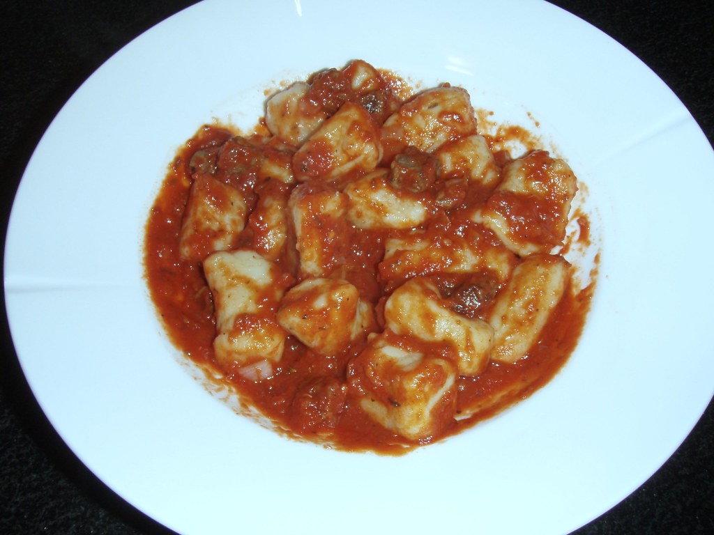 Gnocchi med tomatsauce og kødstykker