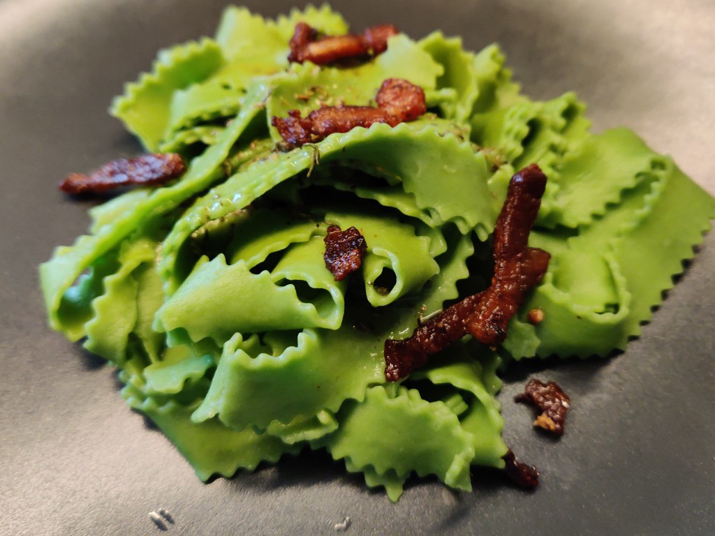 Grøn pasta med bacon-svampe sovs