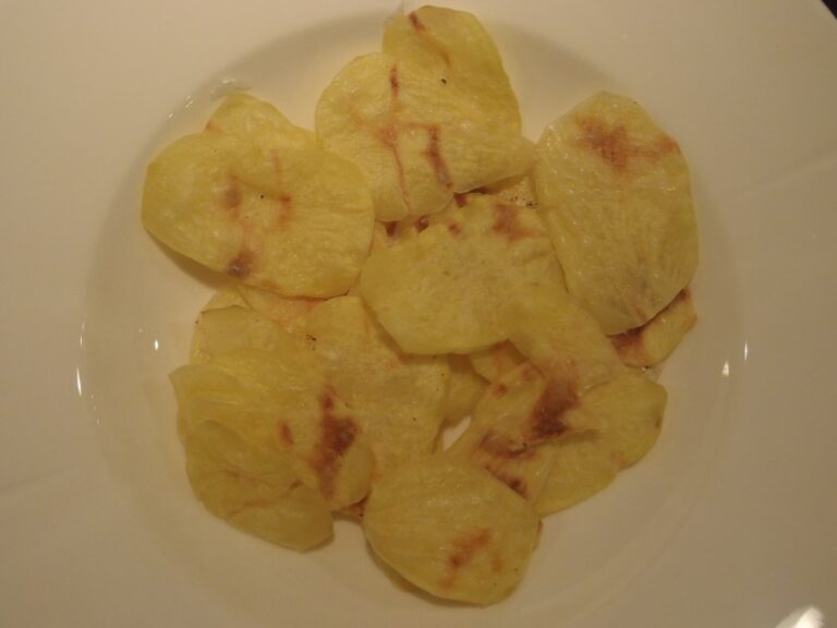 Hjemmelavet kartoffel chips i mikroovn