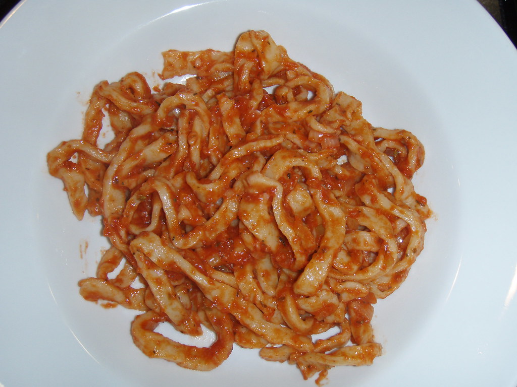 Hjemmelavet pasta med tomatsauce