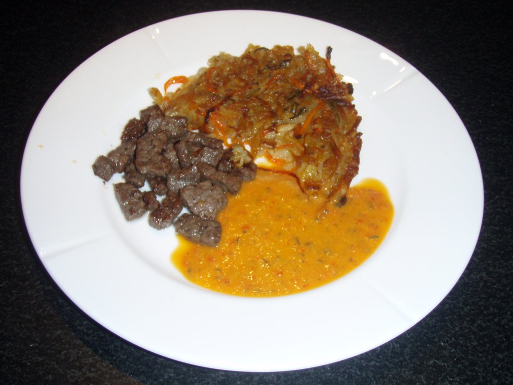 Kartoffelrösti og purésovs af rød peberfrugt