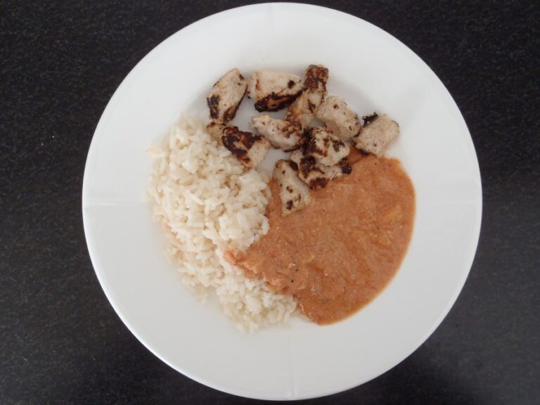 Kylling med rød yoghurtsauce