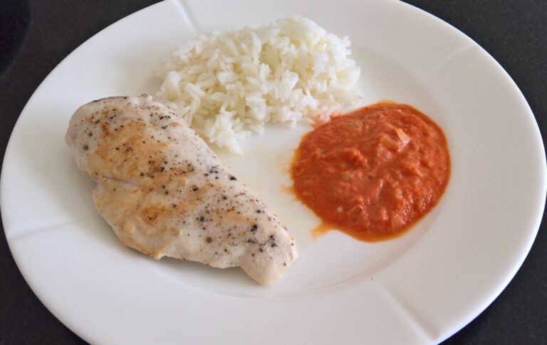 Kyllingebryst i tomatsauce med ris