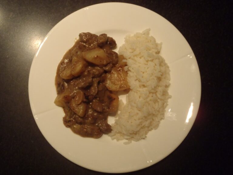 Massaman karry med oksekød, kartofler og ris