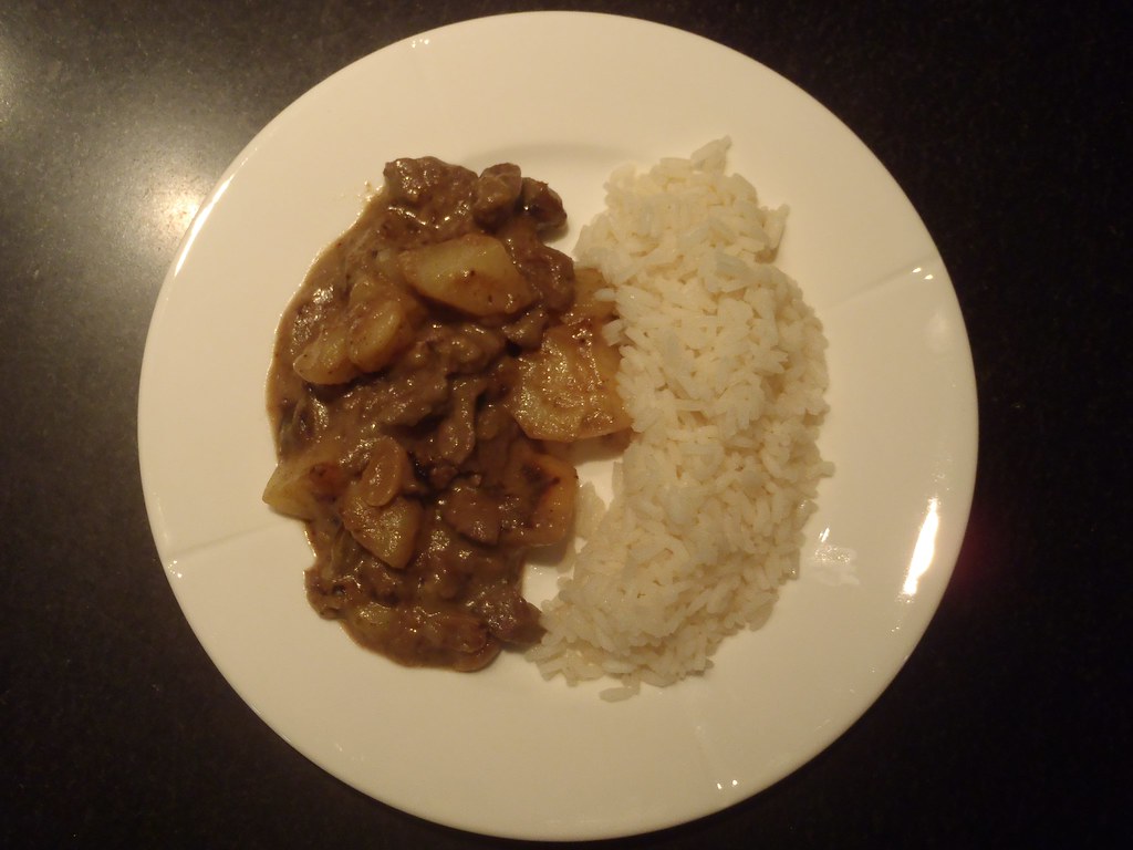 Massaman karry med oksekød, kartofler og ris