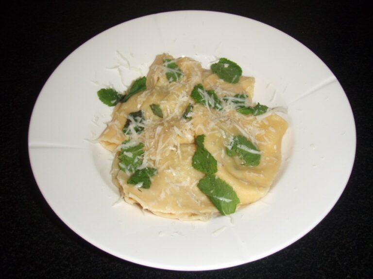 Mega ravioli med mynte, citron og kartoffel