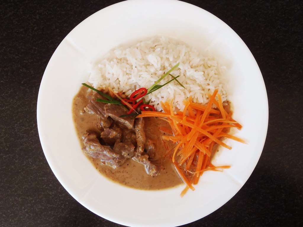 Oksekød med penang-karry og ris