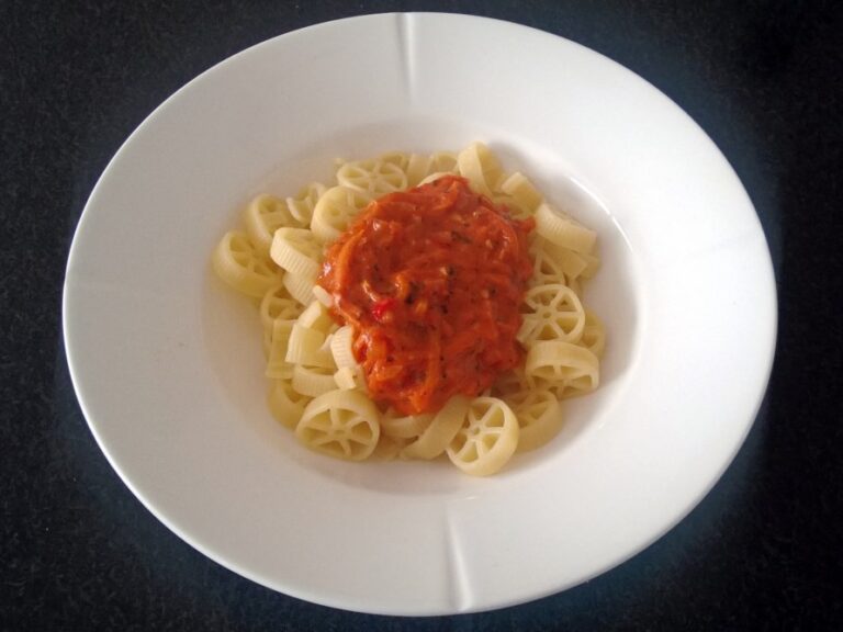 Pasta med stærk tomat og kokos sauce