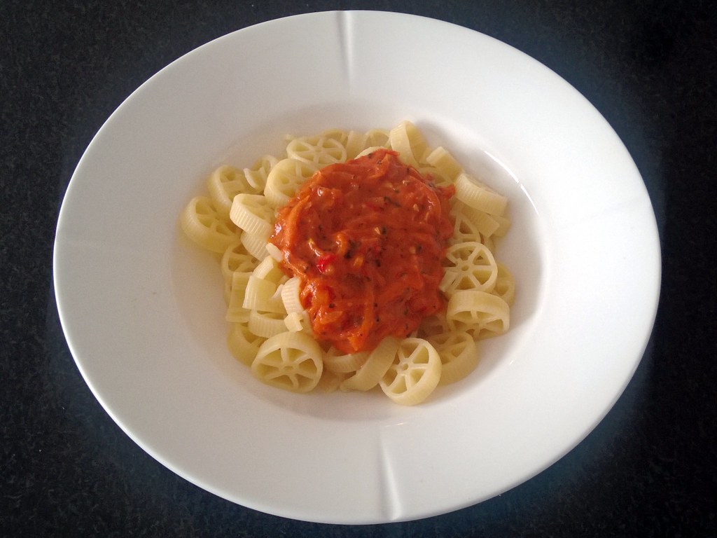 Pasta med tomat og kokosmælk sauce