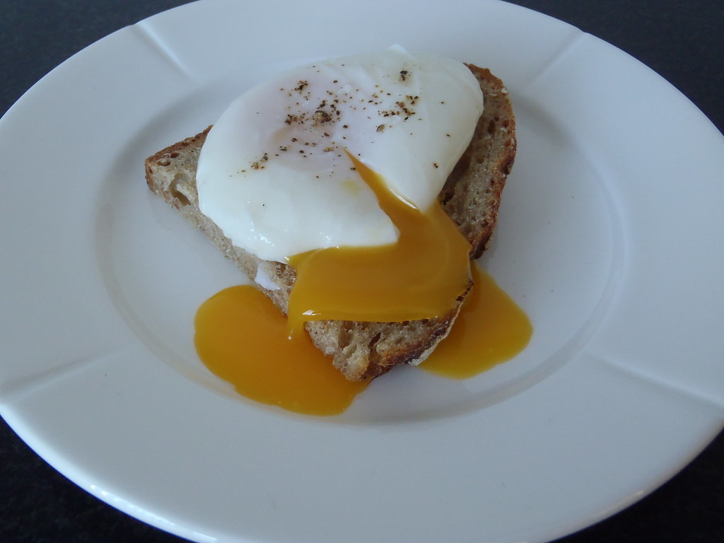 Pocheret flydende æg med toast