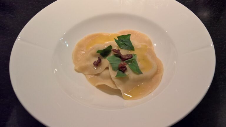 Ravioli med basilikum, ricotta og svampe