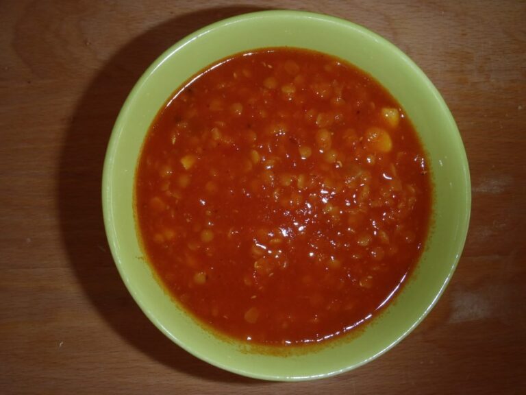 Rød dahl med linser og majs