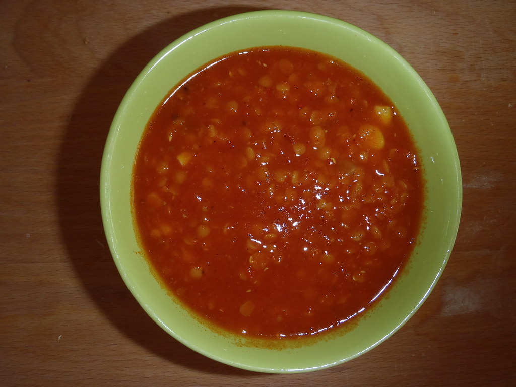 Rød dahl med linser og majs