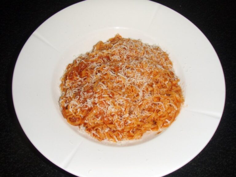 Rød pasta med rød tomatsauce