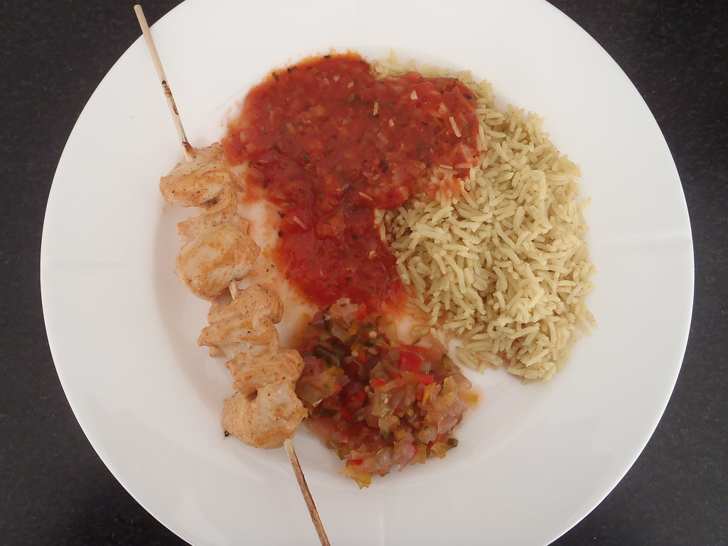 Tandoori inspireret kylling med gule ris, relish og tomatsauce