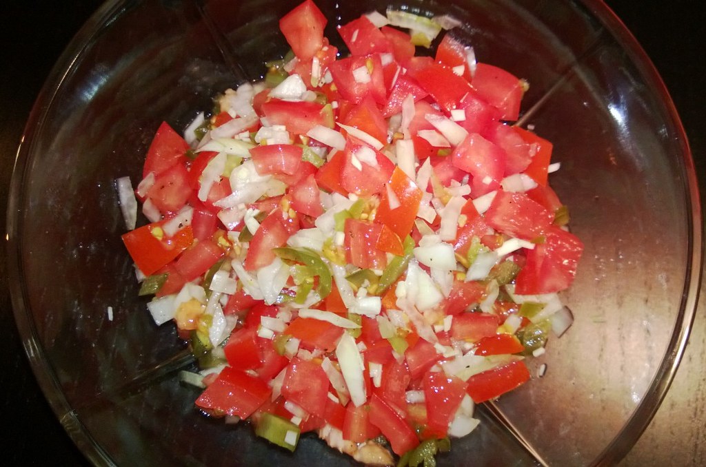 Tomatsalat med løg og chili