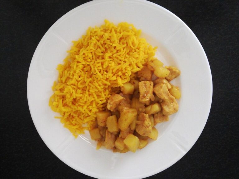 Vindaloo kylling og kartoffel med gule ris